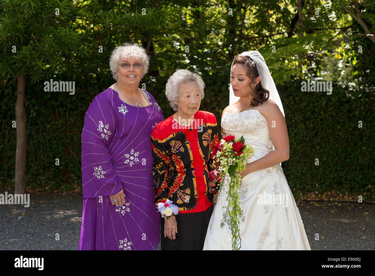 3 trois générations, mariée avec la mère et grand-mère de mariage mariage à Marin Art et Jardin dans le centre de Ross dans le comté de Marin en Californie Banque D'Images