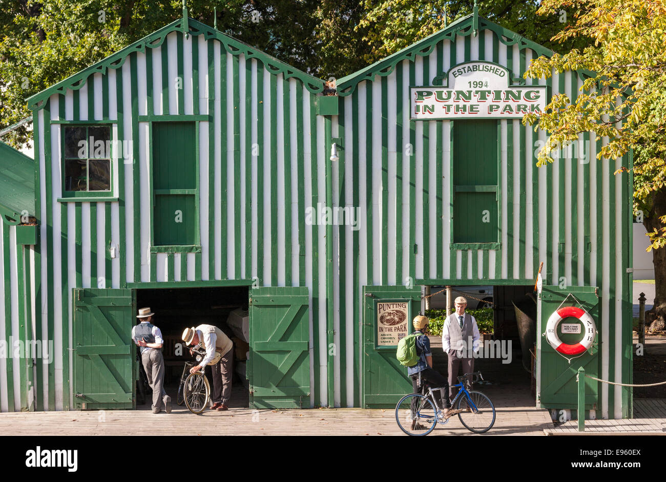 Christchurch historique Antigua Boatsheds hangars pour bateaux Nouvelle-Zélande Punting dans le parc sur la rivière Avon. Parieurs en tenue traditionnelle. Banque D'Images