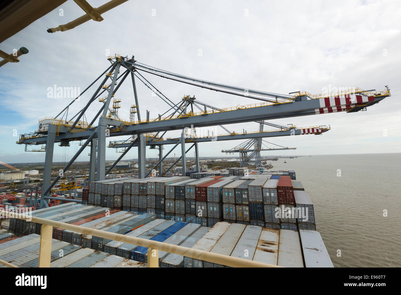 London Gateway, Essex, Royaume-Uni. 19 Oct 2014. Porte-conteneurs Maersk Edith est vue à London Gateway sur la Tamise à Stanford-le-Hope, Essex, le 19 octobre 2014. Edith Maersk est le plus grand navire jamais pour voyager sur la Tamise et mesures 397 mètres de long, 56 mètres de large, a un tirant d'eau de 16 mètres et peut transporter jusqu'à 15 500 conteneurs de taille standard. Banque D'Images