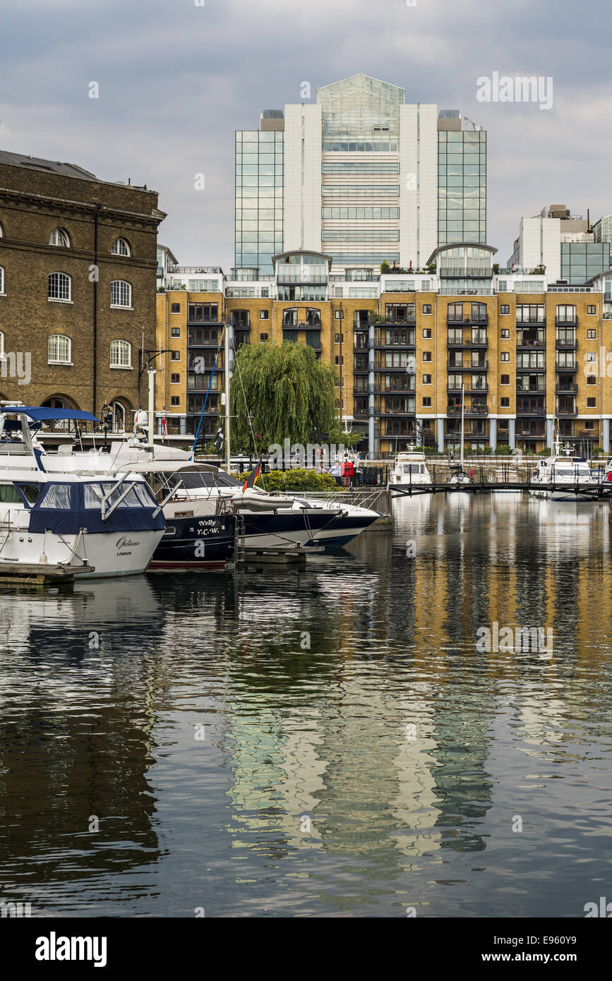 St Katharine Docks dans l'Arrondissement de Tower Hamlets ont été desservant London docks sur le côté nord de la Tamise à l'est de Banque D'Images