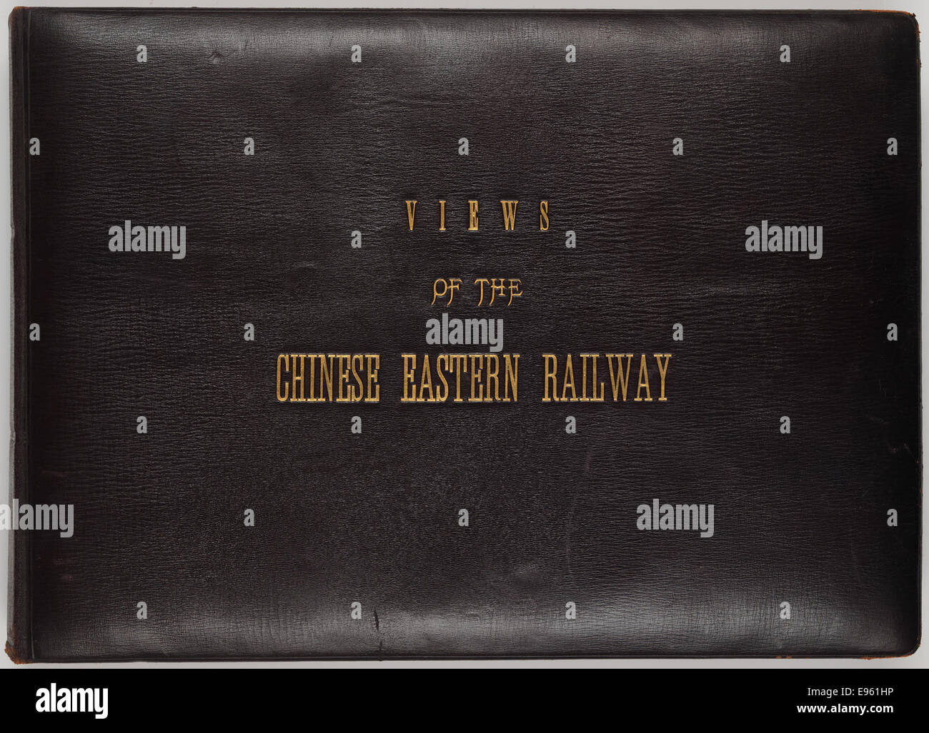 Cette image représente la couverture d'une publication sur le chemin de fer oriental chinois, une ligne ferroviaire importante reliant la Russie et la Chine. La ligne faisait partie intégrante du commerce et des voyages au début du XXe siècle. Banque D'Images