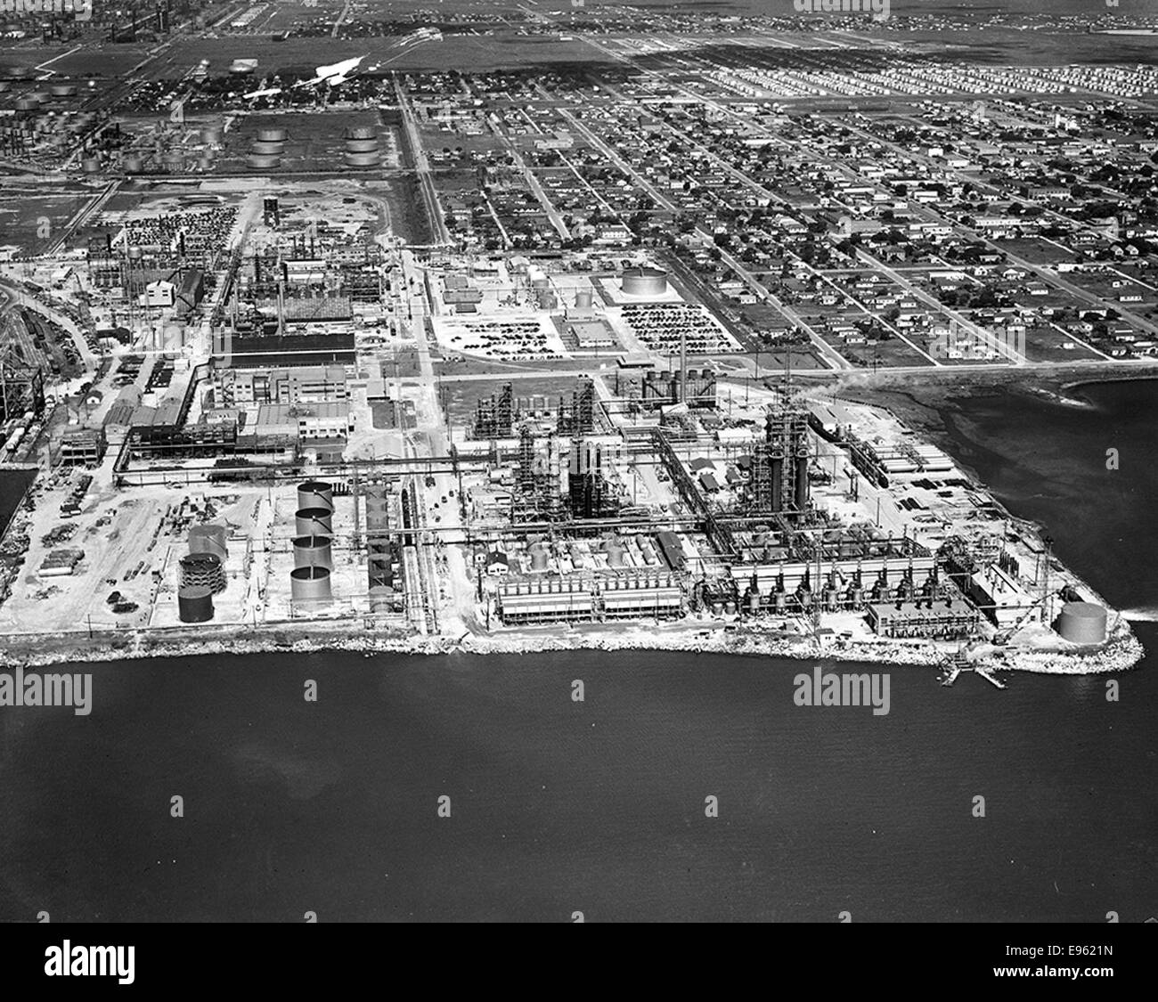 Cette photographie aérienne montre l'usine Texas City de Monsanto Chemical Company, située le long de la côte du golfe du Mexique. Il capture l'échelle des installations industrielles, y compris les réservoirs de stockage de produits chimiques et d'autres structures utilisées dans la biotechnologie agricole et la production chimique. Banque D'Images