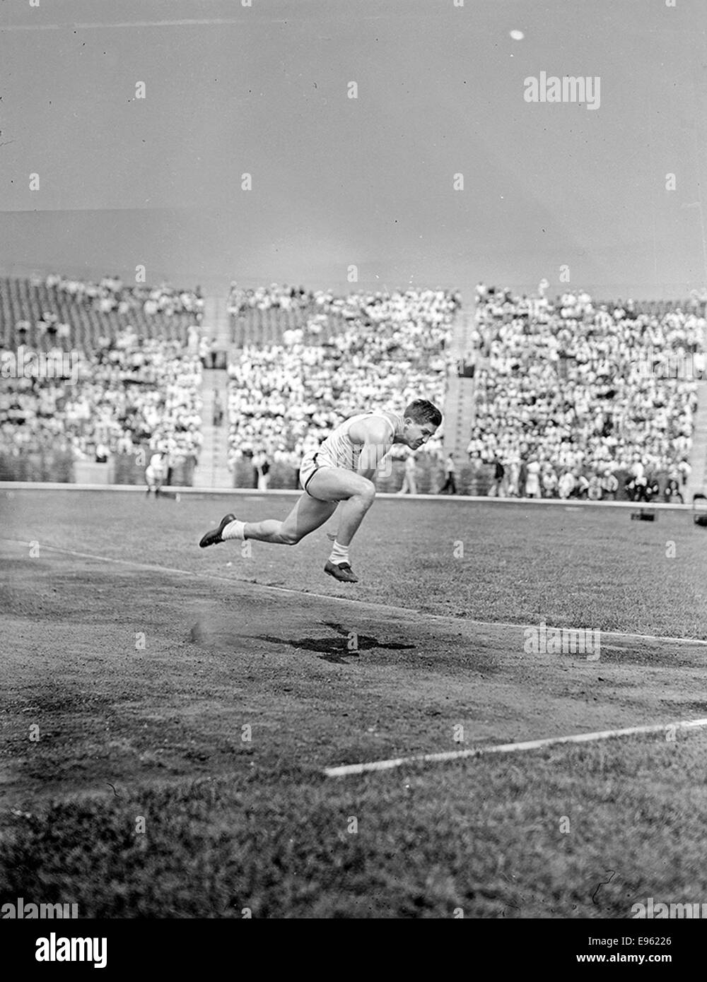 Photographie d'un athlète participant au lancer du javelot lors des essais olympiques de 1936 qui se sont déroulés à Randall's Island, New York. L'image capture un moment charnière de l'histoire de l'athlétisme à l'approche des Jeux olympiques de Berlin de 1936. Banque D'Images