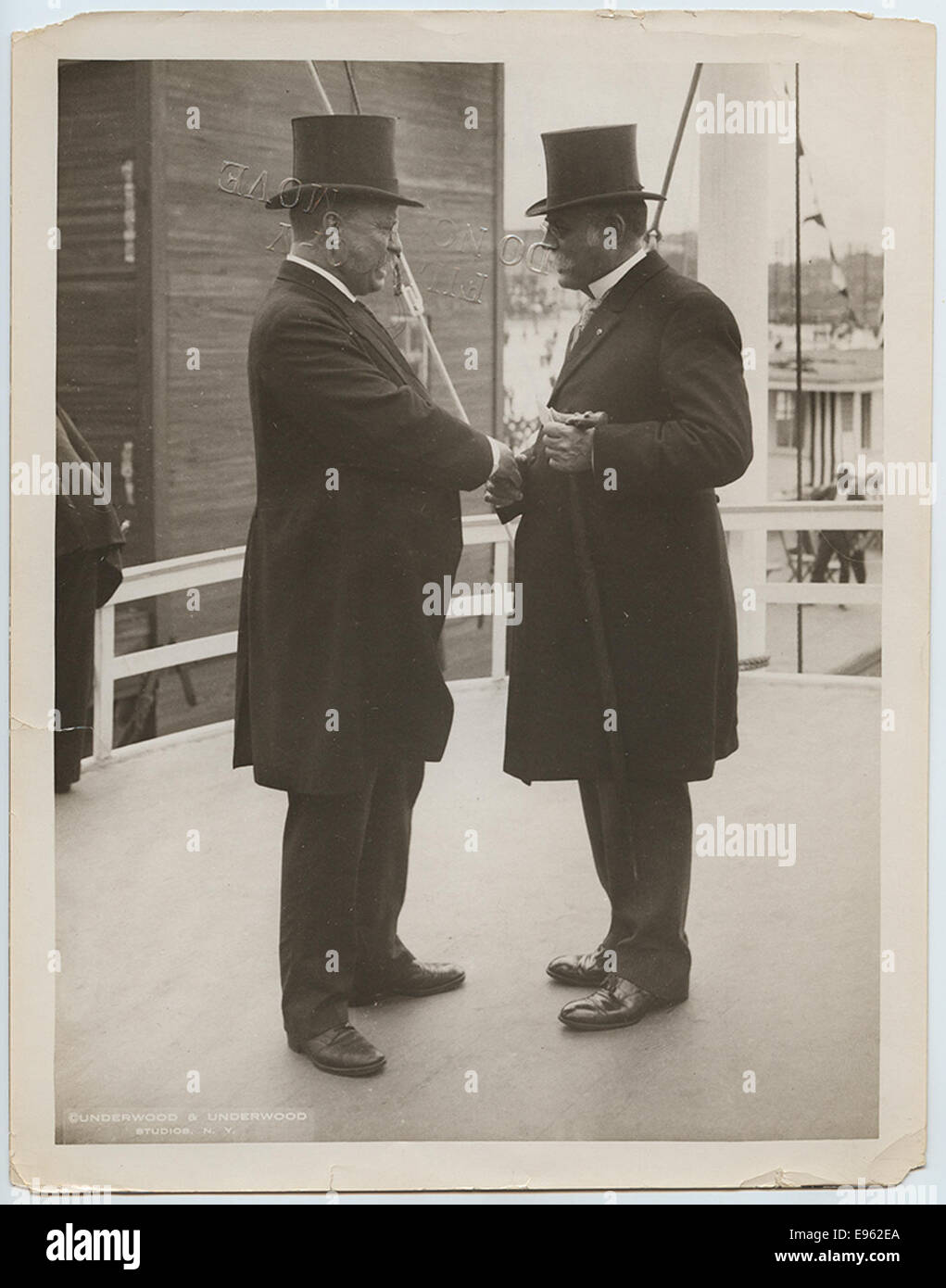 [Le Président Theodore Roosevelt et Clinton B. Sears sur l'USS Mississippi] Banque D'Images