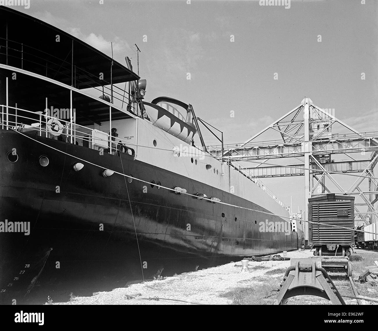 Photographie de wagons de marchandises déchargés à côté d'un navire Seatrain en Louisiane. L'image capture l'intersection du transport ferroviaire et maritime au début du XXe siècle. Banque D'Images