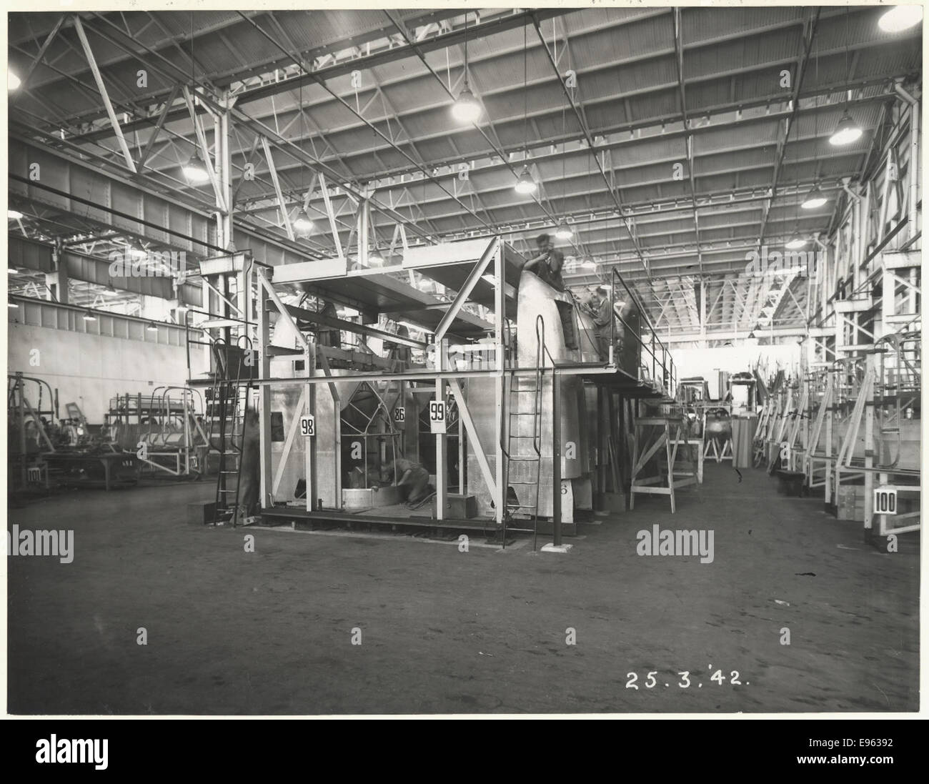 Une photographie en noir et blanc montrant les gabarits verticaux pour le fuselage avant d'un avion Beaufort lors de sa construction dans les ateliers de Chullora, en Nouvelle-Galles du Sud, pendant la seconde Guerre mondiale. L'image capture la précision de l'assemblage de l'avion militaire dans un contexte de guerre. Banque D'Images