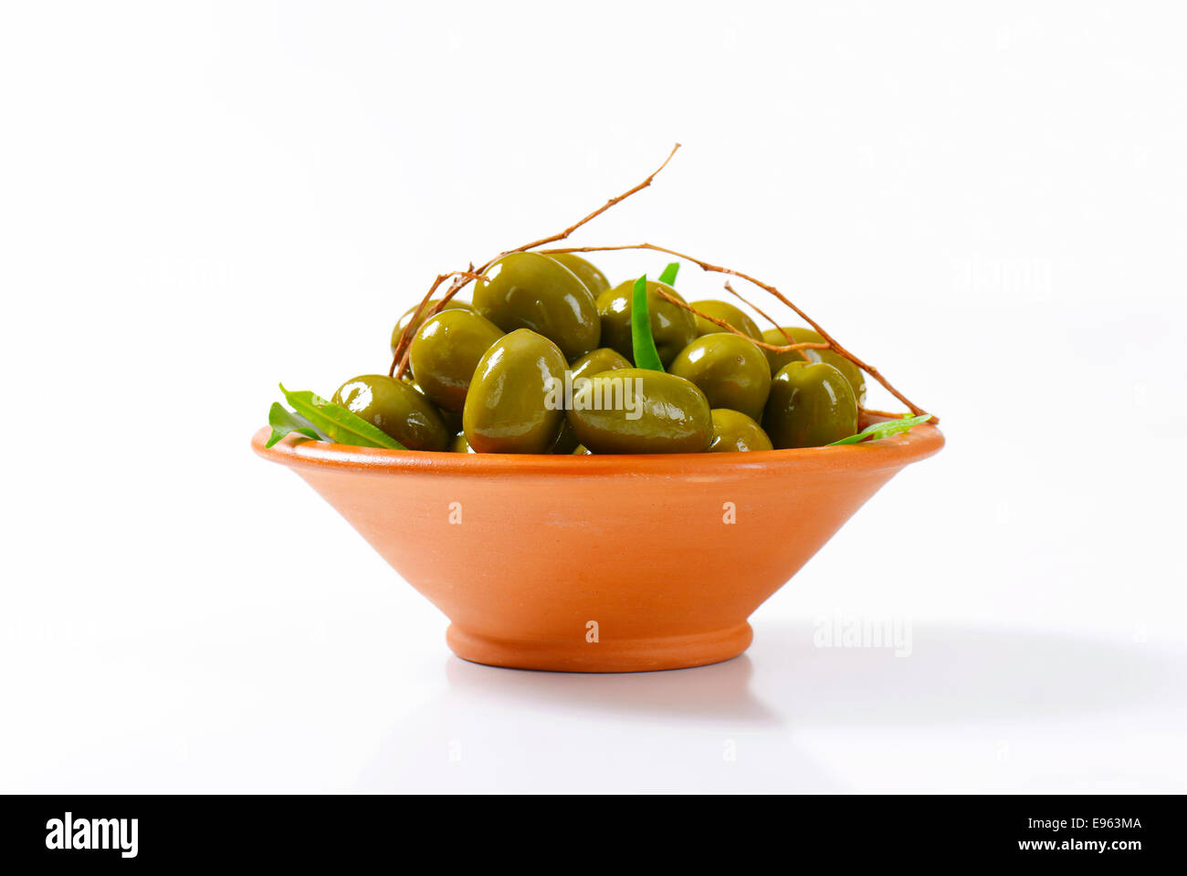 Bol d'olives vertes fraîches Banque D'Images
