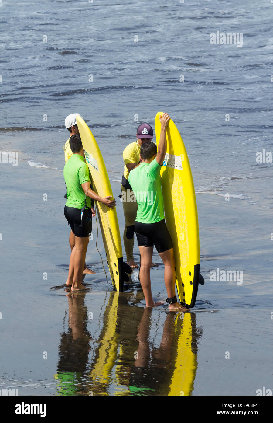 Leçon de surf à La Cicer sur la plage de Las Canteras à Las Palmas, Gran Canaria, Îles Canaries, Espagne Banque D'Images