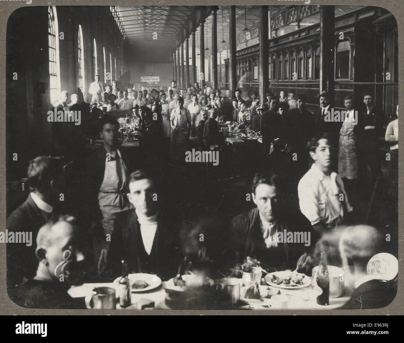 Album de photographies d'ateliers Eveleigh au cours de la grève des chemins de fer 1917 - Au dîner Banque D'Images