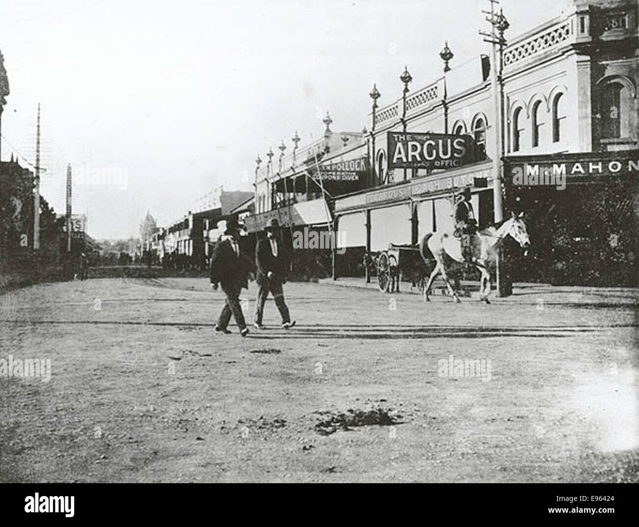 Photographie de Church Street à Parramatta, montrant la rue vue d'un point de vue nordique. L'image capture la route et les bâtiments environnants. Banque D'Images