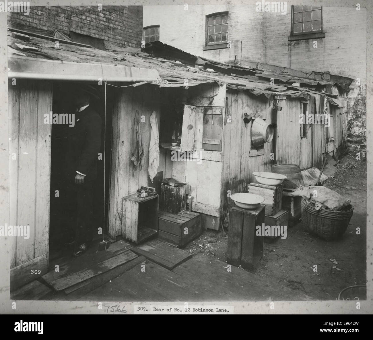 Vues prises au cours d'opérations de nettoyage ethnique, zone de quarantaine, l'arrière du n°12 Robinson Road, Sydney (NSW) Banque D'Images