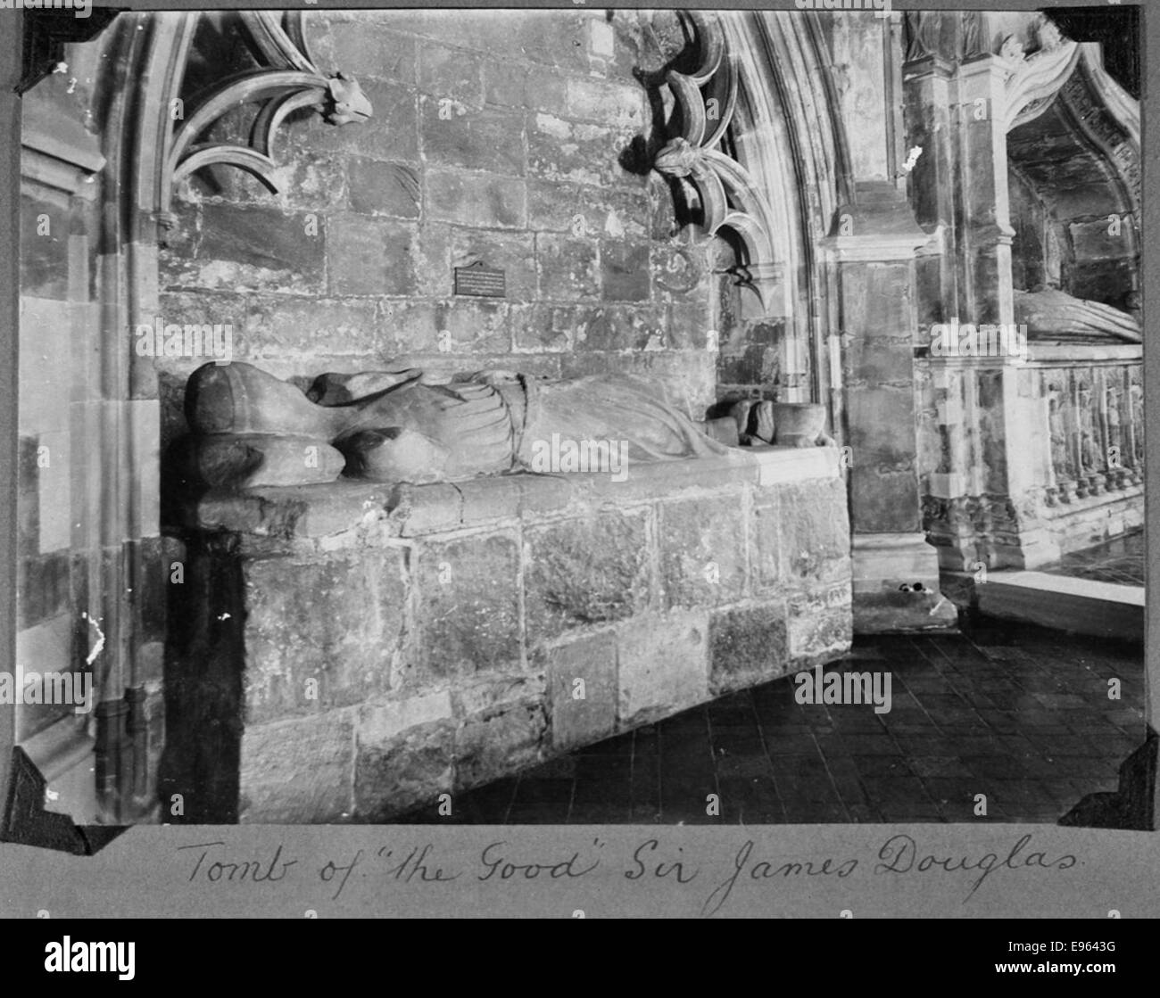 Cette photographie des années 1890 montre la tombe de Sir James Douglas, un éminent chevalier écossais et fidèle partisan de Robert le Bruce. L'image capture le mémorial de son lieu de sépulture en Écosse, reflétant la vénération historique pour ce héros national. Banque D'Images