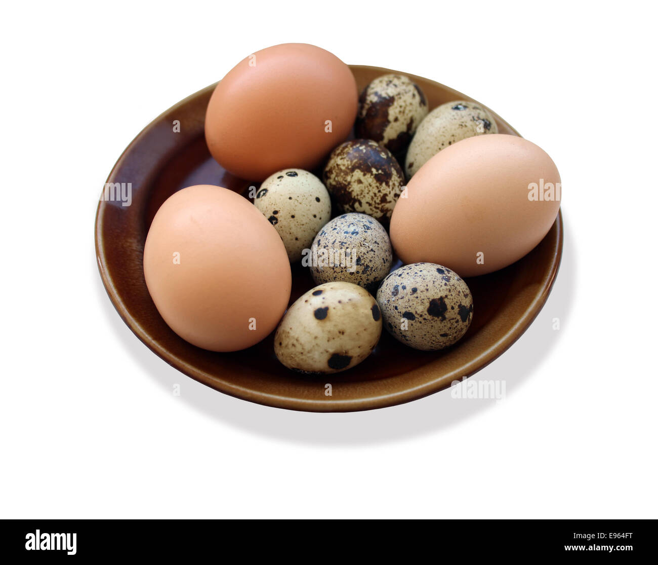 Les œufs de la caille et trois de la poule sur le plateau isolé sur fond blanc Banque D'Images