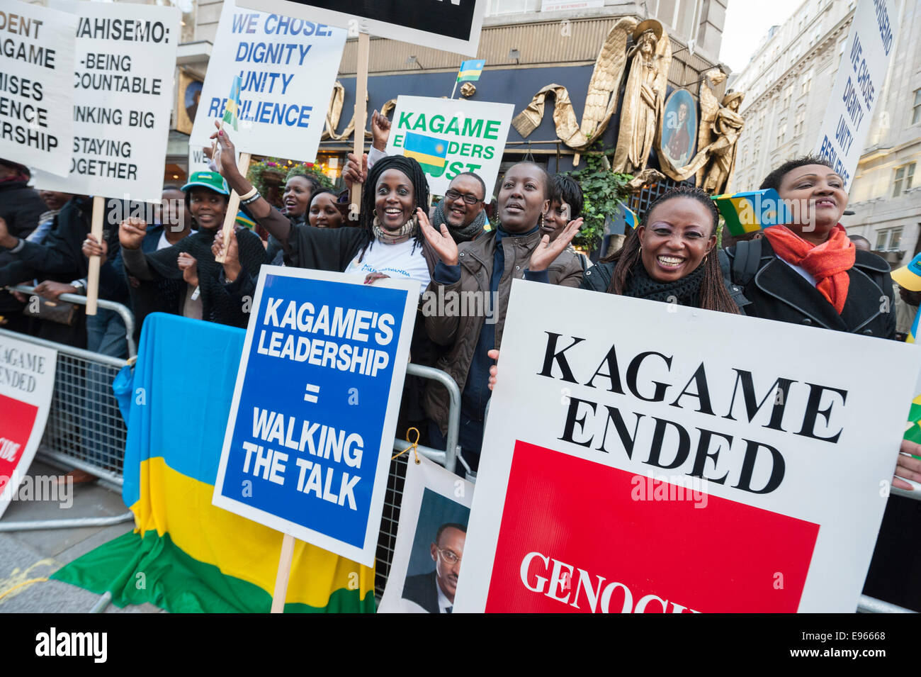 Le Strand, London, UK. 20 octobre 2014. Un certain nombre de manifestations ont eu lieu alors que les délégués arrivent pour le Sommet mondial de l'investissement de l'Afrique qui se tiendra à l'Hôtel Savoy sur le Strand, le centre de Londres. Sur la photo : Pro Kagame les supporters affluent face à l'entrée de l'Hôtel Savoy. Credit : Lee Thomas/Alamy Live News Banque D'Images