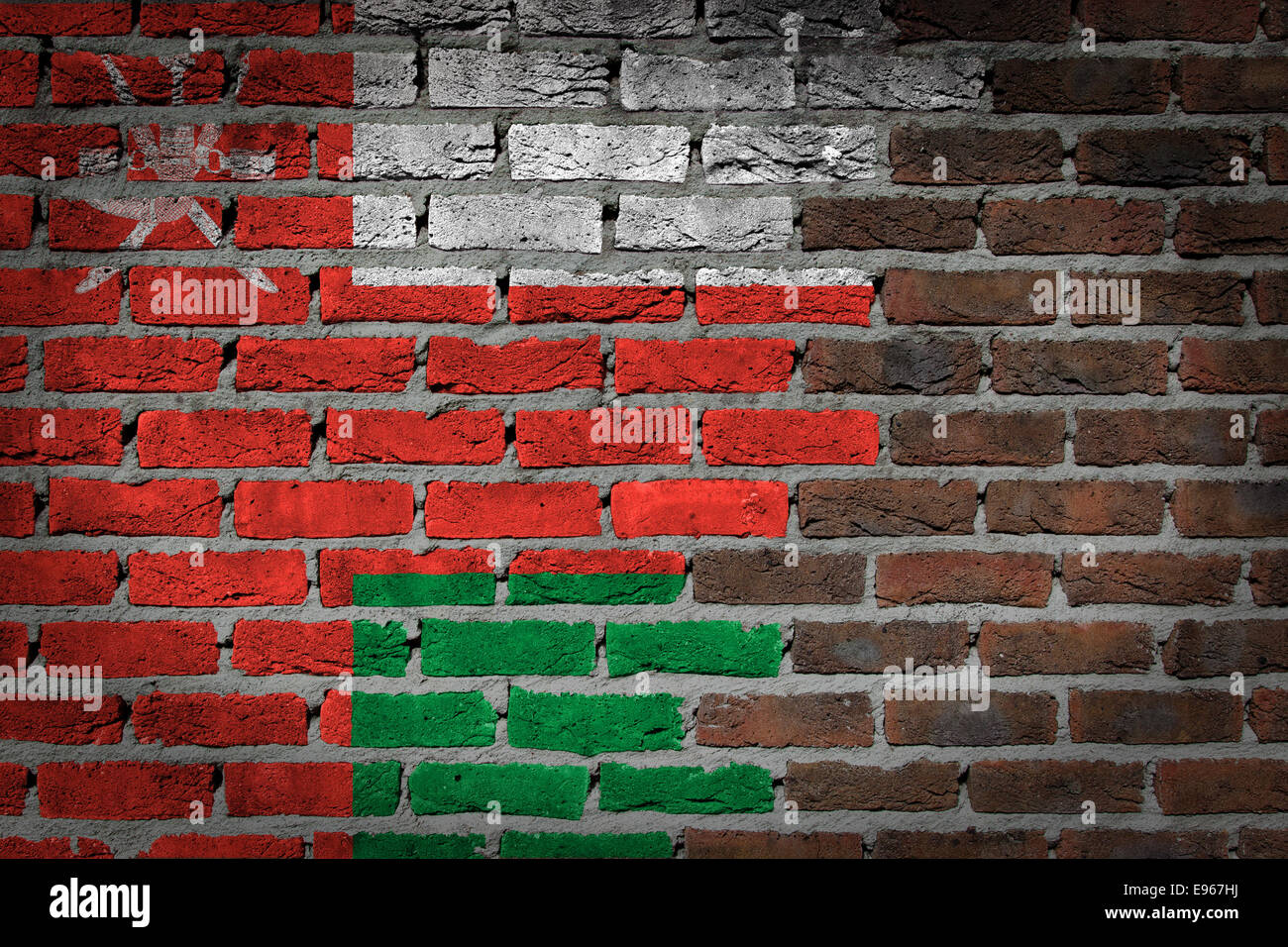 Très vieux mur en brique rouge foncé texture avec drapeau - Oman Banque D'Images