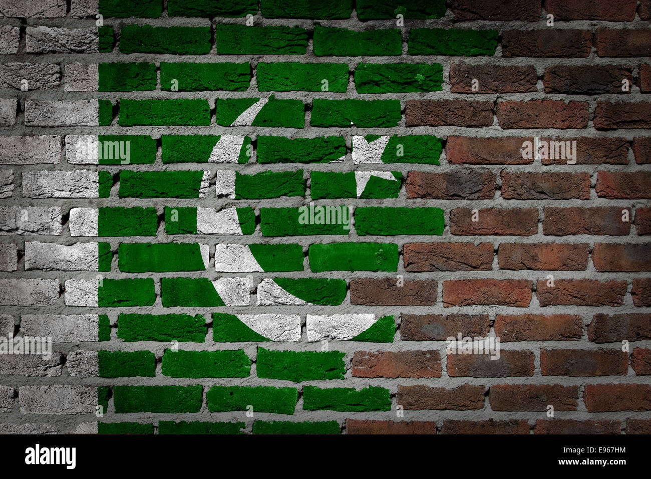 Très vieux mur en brique rouge foncé texture avec drapeau - Pakistan Banque D'Images