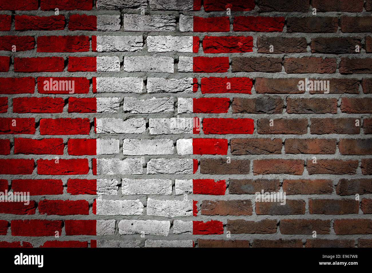 Très vieux mur en brique rouge foncé texture avec drapeau - Pérou Banque D'Images