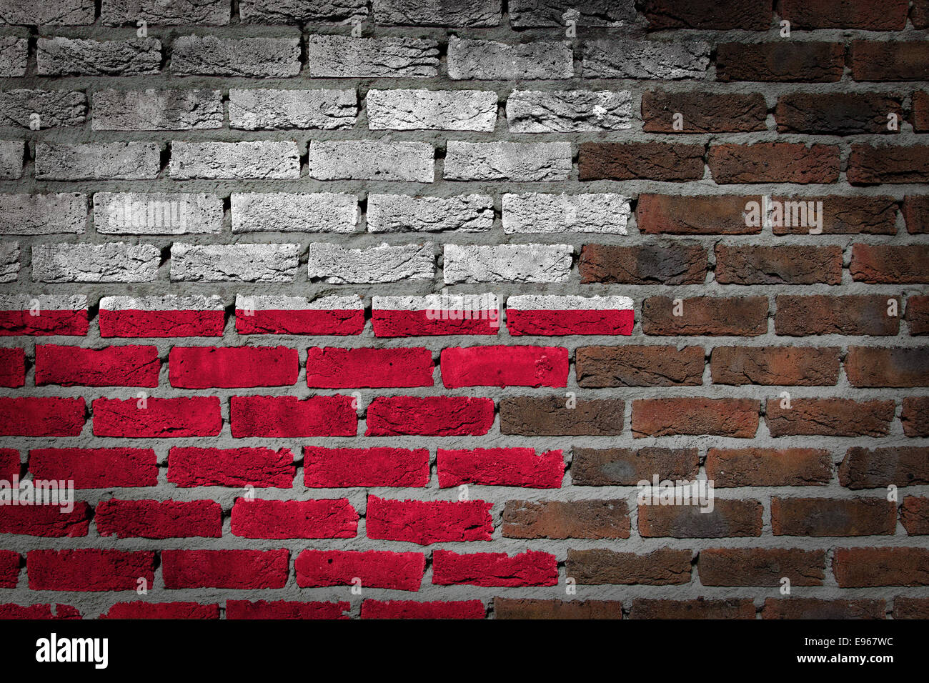 Très vieux mur en brique rouge foncé texture avec drapeau - Pologne Banque D'Images