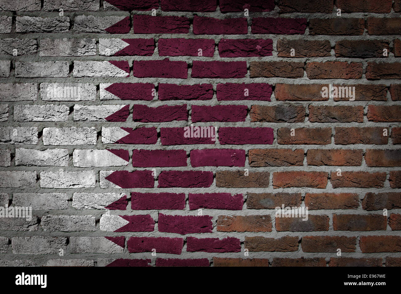 Très vieux mur en brique rouge foncé texture avec drapeau - Qatar Banque D'Images