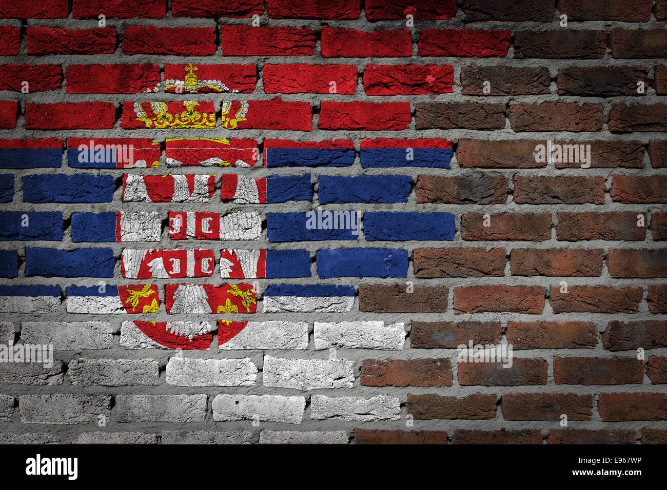 Très vieux mur en brique rouge foncé texture avec drapeau - Serbie Banque D'Images