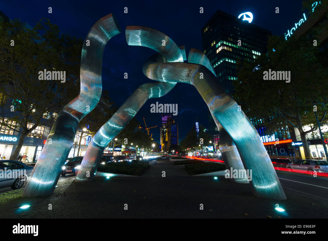 Une vue de la sculpture 'la chaîne brisée', par les sculpteurs Brigitte Matschinsky-Denninghoff et Martin Matschinsky Banque D'Images