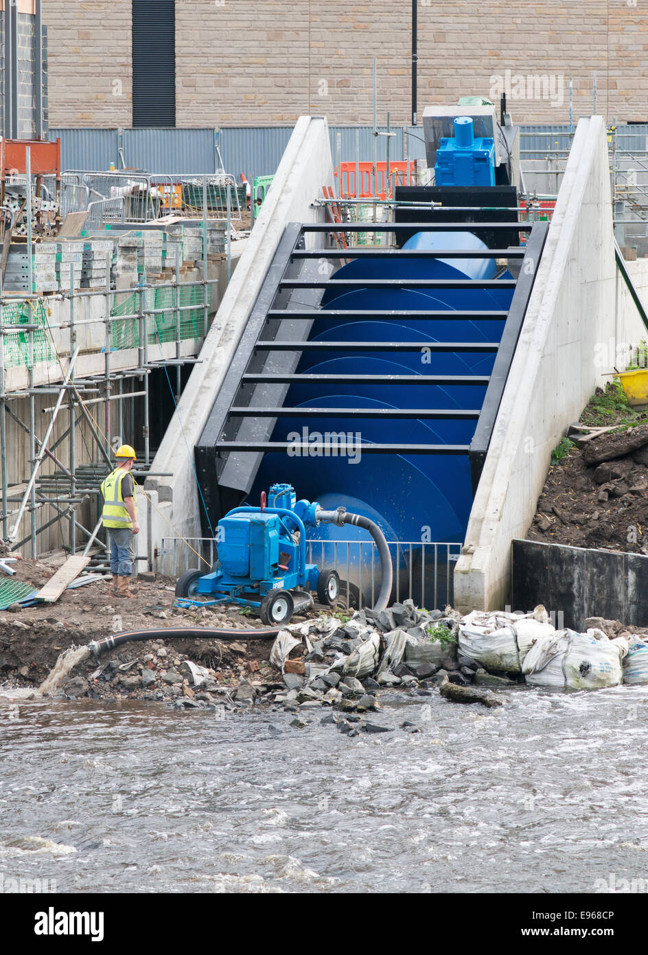 Turbine Hydro en cours d'installation dans la région de la rivière d'usure au niveau de la portée de Freeman, ville de Durham, Angleterre du Nord-Est, Royaume-Uni Banque D'Images