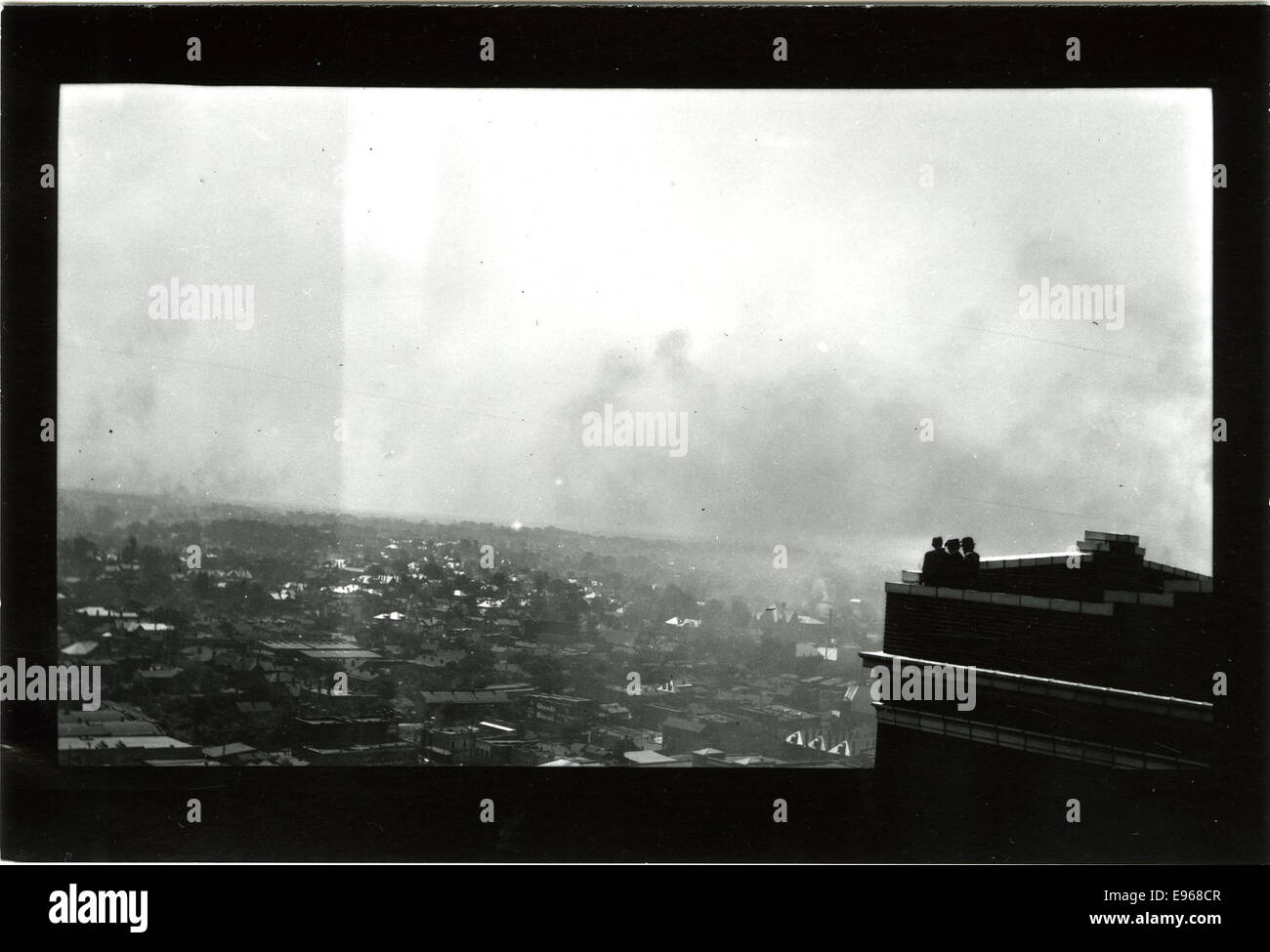 Une photographie prise du haut d'un bâtiment d'échange, regardant vers le sud-est. Cette vue aérienne capture le paysage urbain environnant, y compris les bâtiments, les rues et les monuments, mettant en valeur l'environnement urbain depuis un point de vue élevé. Banque D'Images