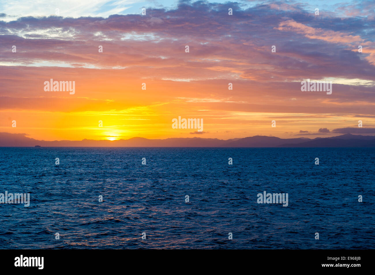 Lever du soleil sur les côtes du Maroc à partir du détroit de Gibraltar Banque D'Images