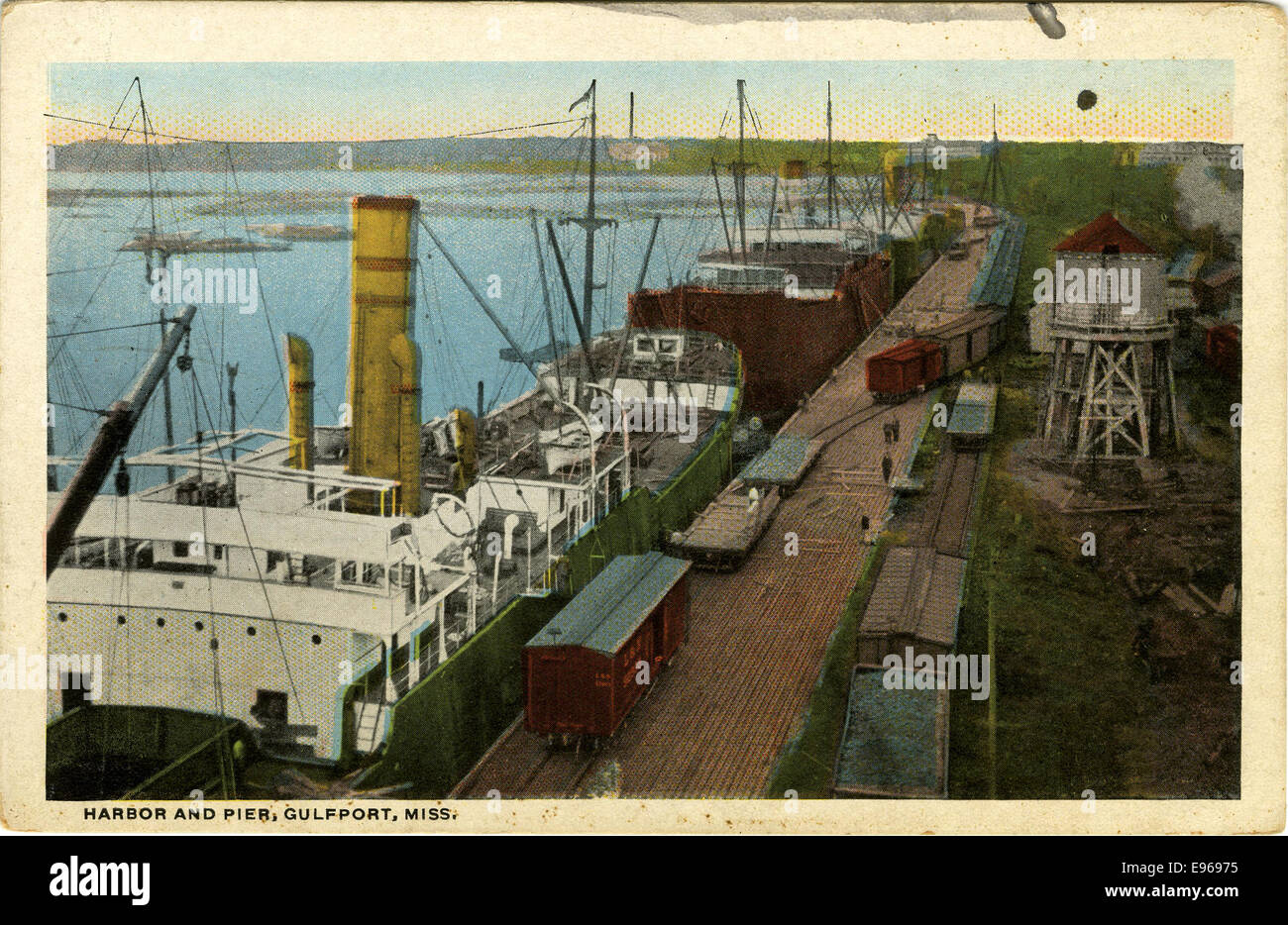 Une carte postale historique du port et de la jetée de Gulfport, Mississippi, mettant en valeur le front de mer et la zone de quai. Cette image reflète les activités maritimes de la région et le port animé de l'époque. Banque D'Images