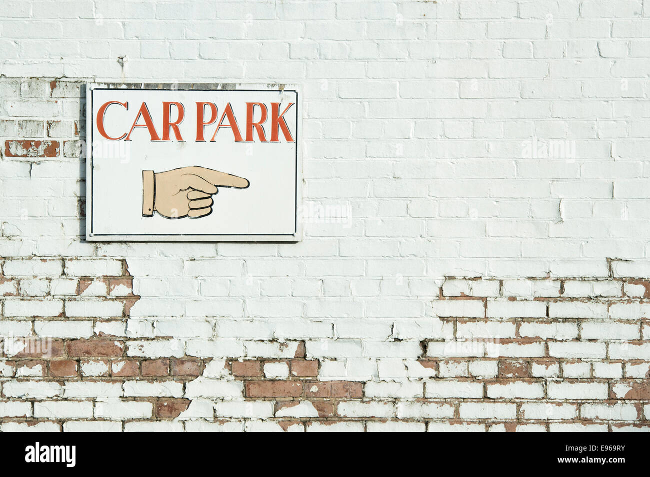 Parking main pointant signe sur un vieux mur peint Banque D'Images