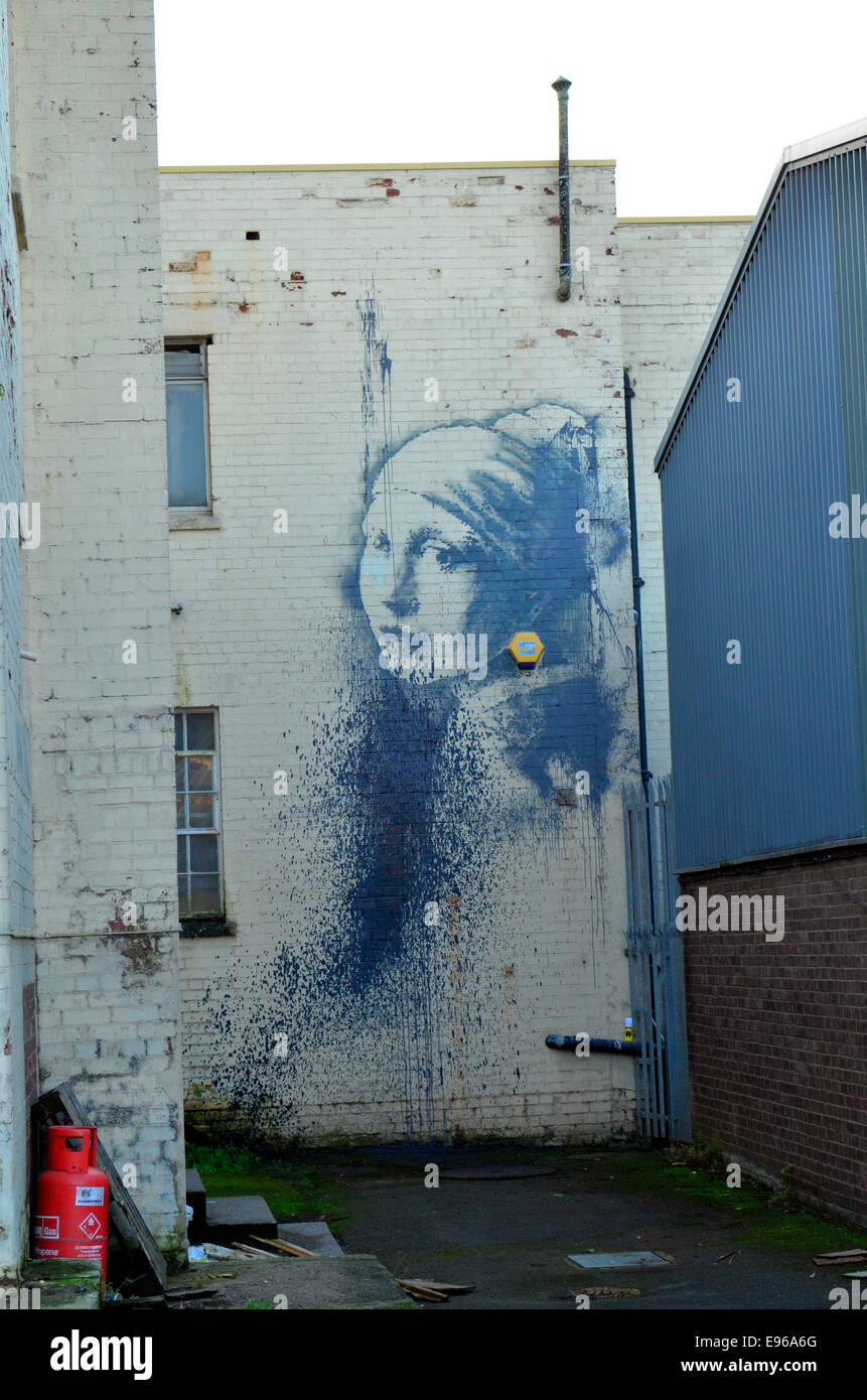 Bristol, Royaume-Uni. 21 Oct, 2014. Une nouvelle œuvre d'art par l'artiste de rue Banksy- appelé fille avec un tympan percé à cause de l'alarme fort où le est censé être 6231 - a comparu à Bristol du jour au lendemain, et il a été vandalisé. L'œuvre - une parodie de Vermeer Girl with A Pearl Earring - paru dans Hanover place, derrière le port flottant de la ville. ROBERT TIMONEY/Alamy Live News. Banque D'Images