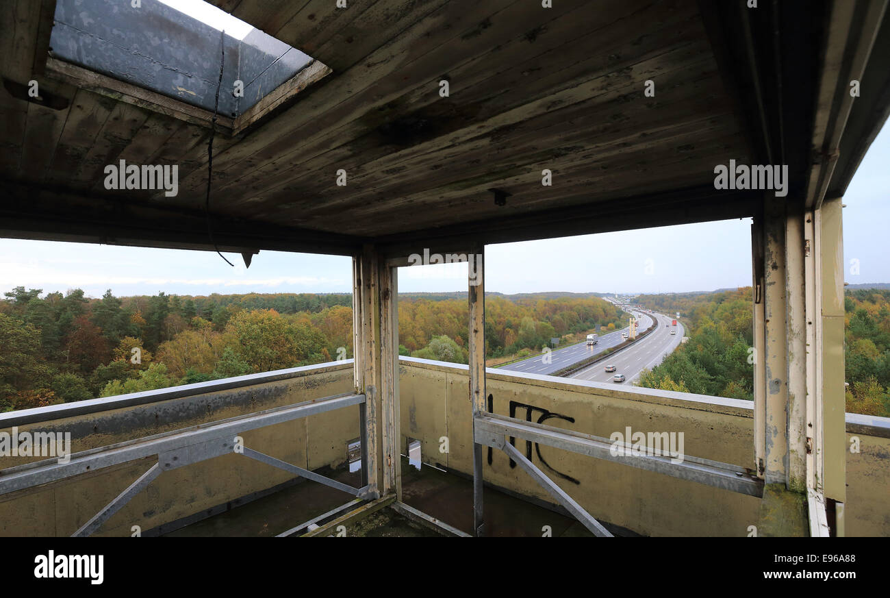 Vue d'un ex-RDA-watch tower sur l'autoroute le long de ce qui a été une fois à l'intérieur de la frontière allemande entre Marienborn et Helmstedt, Allemagne, 20 octobre 2014. L'ancien passage frontalier à Marienborn a été le plus grand point d'inspection sur la frontière germano-allemande, notamment en raison de la circulation à l'ouest de Berlin. Il est devenu un symbole de la division allemande. Diverses manifestations sont prévues pour le 25e anniversaire de l'ouverture de la frontière le 09 novembre 2014. Photo : Jens Wolf/dpa Banque D'Images