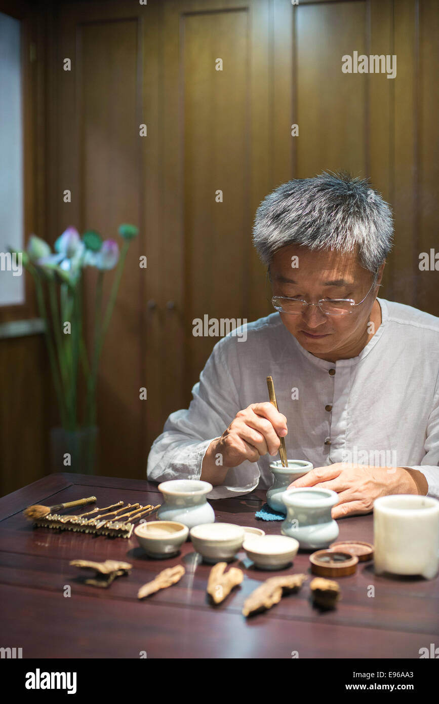 Le 3 septembre 2013, Shanghai, Chine - Chen Jian Min, 55 ans, passionné d'encens démontre l'art de l'encens. Banque D'Images