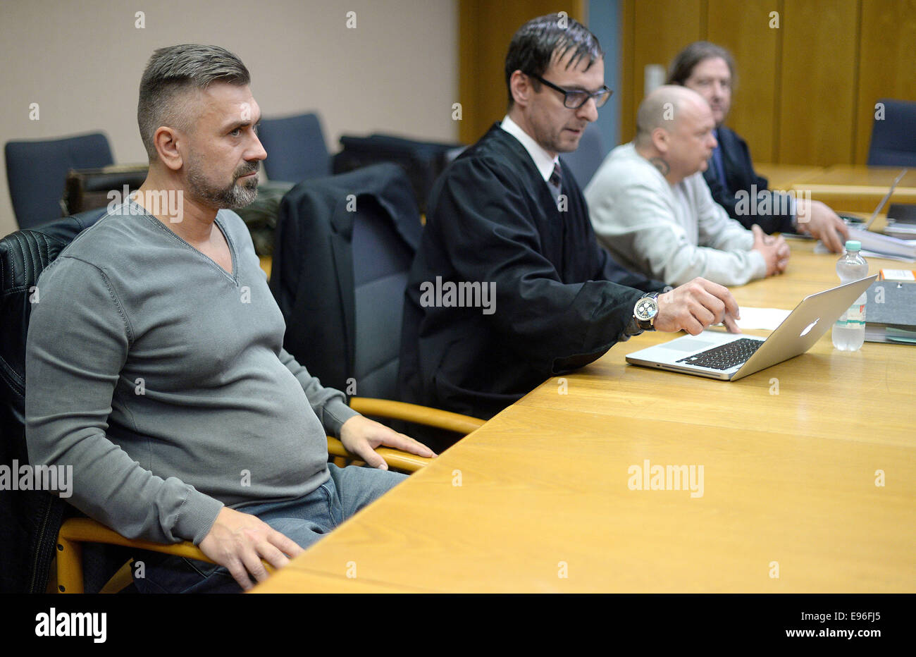 Bochum, Allemagne. 21 Oct, 2014. Membre du club de motards et rocker MC Bandidos Jaroslaw R., défenseur Lars Broegeler, Juergen, membre du club, R. et defender Reinhard Peters (L-R) à la première audience du procès de la violation de l'interdiction des symboles de motards à Bochum, Allemagne, 21 octobre 2014. Au début du mois d'août les deux rockers intentionnellement conduit au poste de police portant des symboles de motards afin d'entamer une procédure pour lever l'interdiction. Photo : Volker Hartmann/dpa/Alamy Live News Banque D'Images