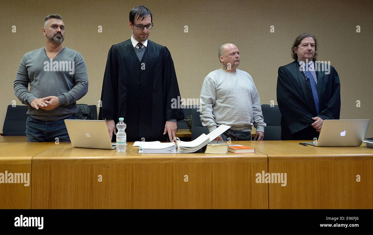 Bochum, Allemagne. 21 Oct, 2014. Membre du club de motards et rocker MC Bandidos Jaroslaw R., défenseur Lars Broegeler, Juergen, membre du club, R. et defender Reinhard Peters (L-R) à la première audience du procès de la violation de l'interdiction des symboles de motards à Bochum, Allemagne, 21 octobre 2014. Au début du mois d'août les deux rockers intentionnellement conduit au poste de police portant des symboles de motards afin d'entamer une procédure pour lever l'interdiction. Photo : Volker Hartmann/dpa/Alamy Live News Banque D'Images