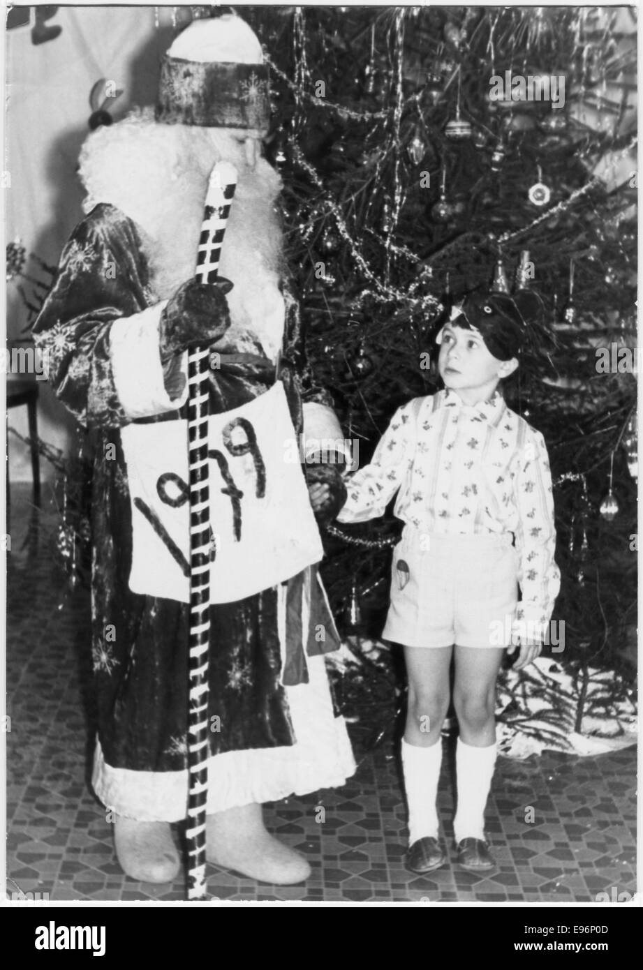 Les groupes d'enfants traditionnels, la célébration du Nouvel An dans le jardin d'enfants. Célébrée à la veille de la nouvelle année. Le père givré avec un garçon Banque D'Images