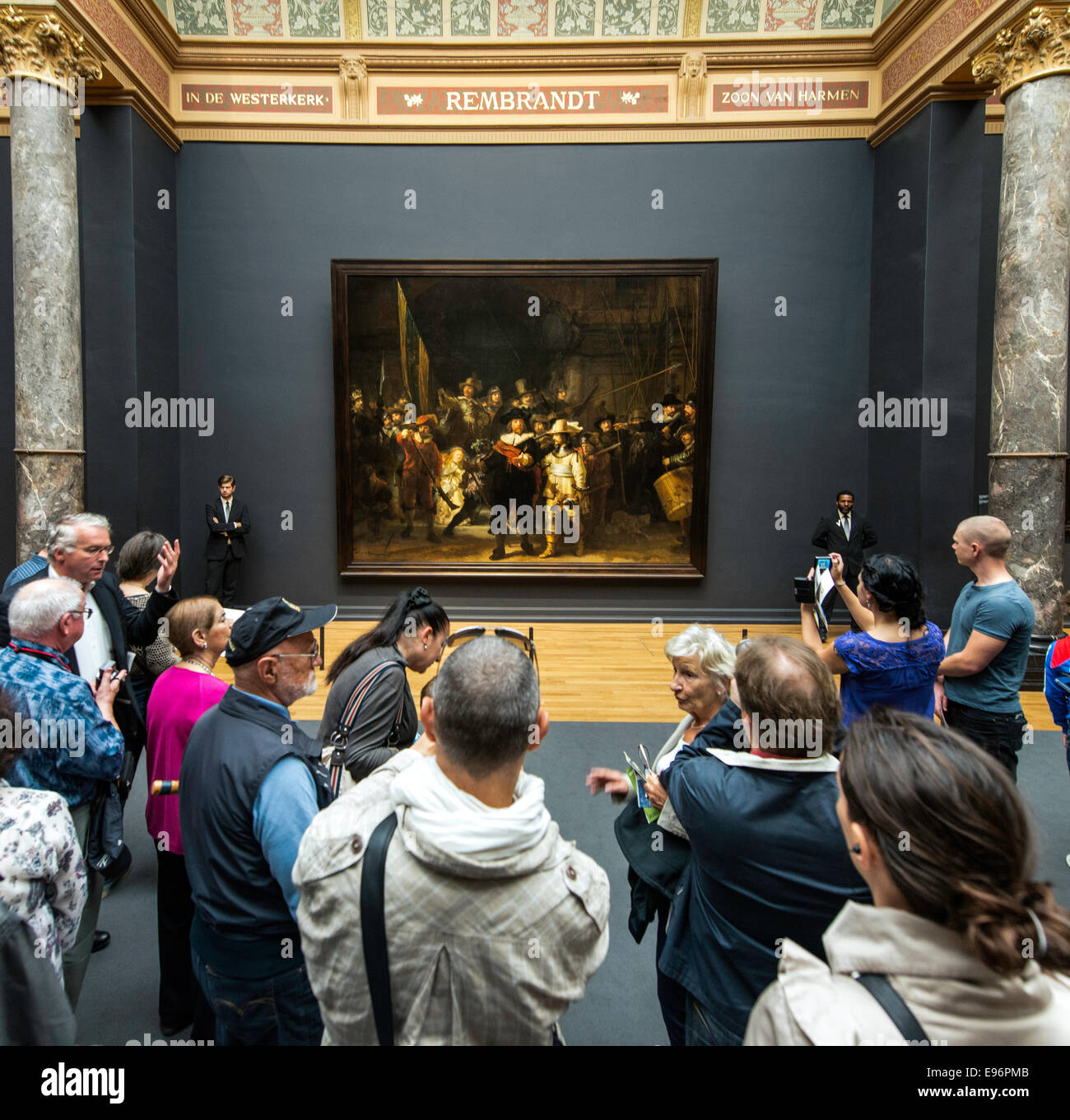 Les gens à la peinture à la Ronde de nuit de Rembrandt au Rijksmuseum Amsterdam Hollande Pays-bas Europe Banque D'Images