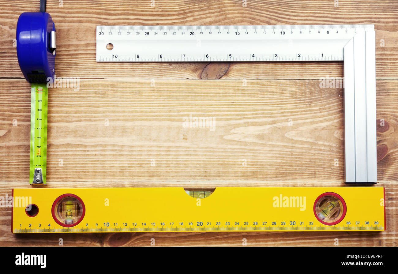 Ensemble d'outils différents sur une des planches de bois Banque D'Images