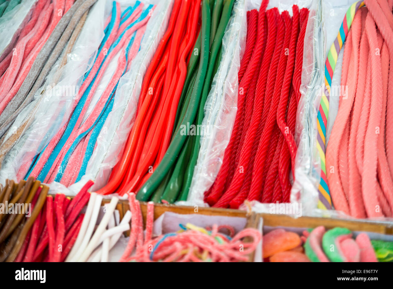 Assortiment de bonbons de différentes saveurs et couleurs Banque D'Images