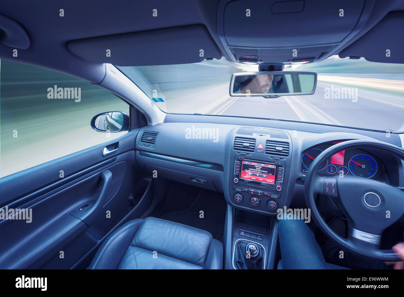 Une voiture conduite rapide avec une longue exposition. Banque D'Images