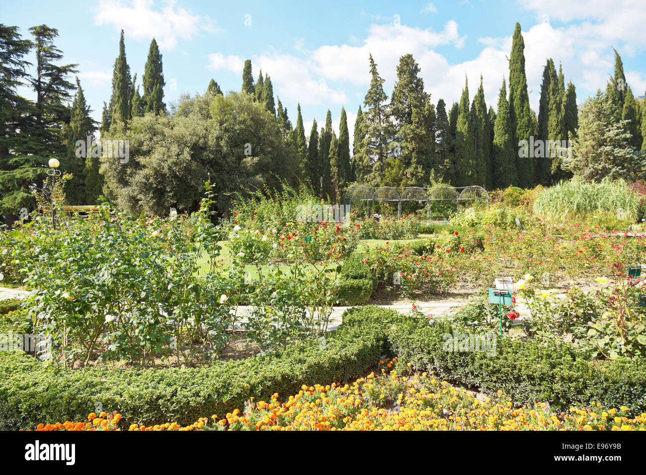 YALTA, RUSSIE - 2 octobre 2014 : les touristes de fleurs de jardin botanique nikitsky, Crimée. Le jardin a été fondée en 1812 par il Banque D'Images