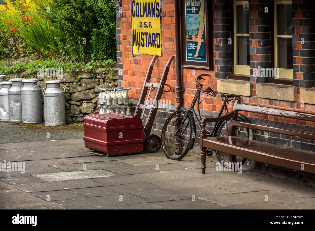 Un vieux millésime gare la plate-forme pour les amateurs de chemin de fer à llangollen, au Pays de Galles. Banque D'Images