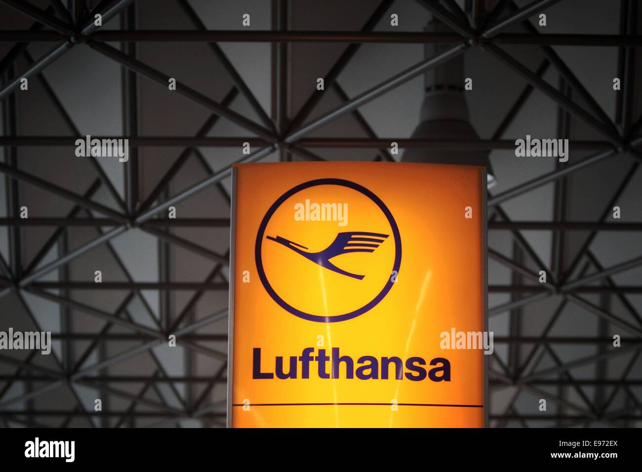 Francfort, Allemagne. 21 Oct, 2014. Un écran avec le logo de Lufthansa à l'aéroport de Frankfurt am Main, Allemagne, 21 octobre 2014. Les membres du syndicat des pilotes allemands Cockpit (VC) se sont mis en grève. L'Union européenne menace d'autres grèves cette semaine ne devrait pas accueillir la lutte de Lufthansa pour payer une retraite anticipée. Dpa : Crédit photo alliance/Alamy Live News Banque D'Images Francfort, Allemagne. 21 Oct, 2014. Un écran avec le logo de Lufthansa à l'aéroport de Frankfurt am Main, Allemagne, 21 octobre 2014. Les membres du syndicat des pilotes allemands Cockpit (VC) se sont mis en grève. L'Union européenne menace d'autres grèves cette semaine ne devrait pas accueillir la lutte de Lufthansa pour payer une retraite anticipée. Dpa : Crédit photo alliance/Alamy Live News Banque D'Images