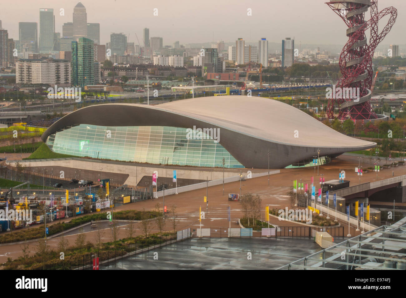 Vue matinale du London Aquatics Centre par Zaha Hadid, Queen Elizabeth Olympic Park, Stratford, East London, Angleterre : Phillip Roberts Banque D'Images