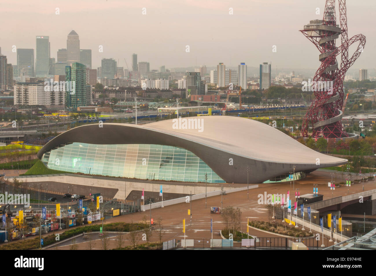 Vue matinale du London Aquatics Centre par Zaha Hadid, Queen Elizabeth Olympic Park, Stratford, East London, Angleterre : Phillip Roberts Banque D'Images