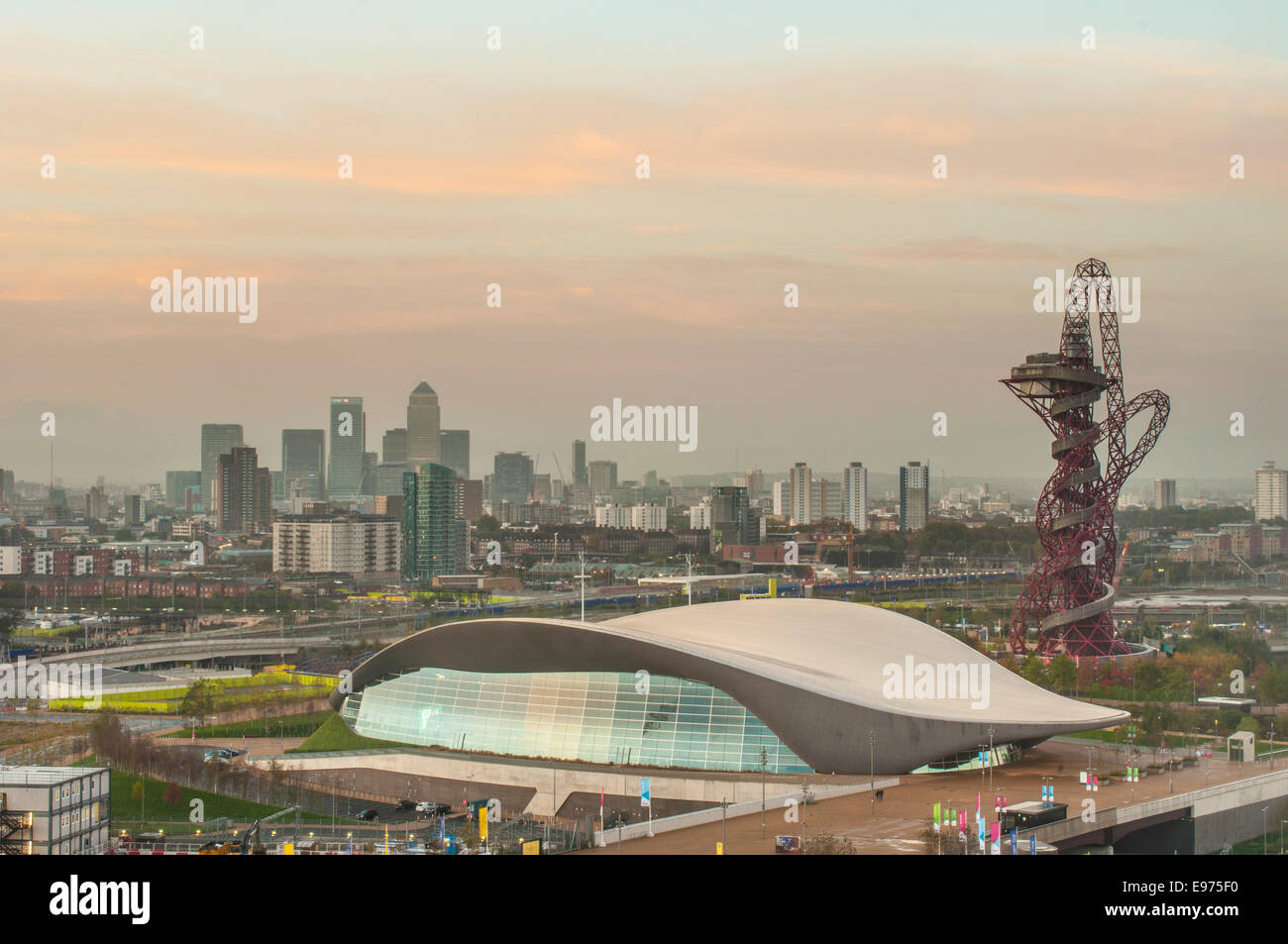 Vue matinale du London Aquatics Centre par Zaha Hadid, Queen Elizabeth Olympic Park, Stratford, East London, Angleterre : Phillip Roberts Banque D'Images