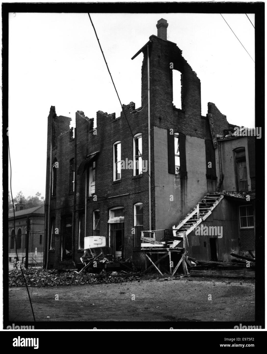 Photographie de l'incendie du bâtiment maçonnique à Brookhaven, New York, prise en mars 1951. L'image montre le bâtiment englouti dans les flammes, avec de la fumée qui s'échappe de la structure. Cet événement tragique a marqué un incendie désastreux dans la région, l'incendie causant d'importants dommages à la salle maçonnique historique. Banque D'Images
