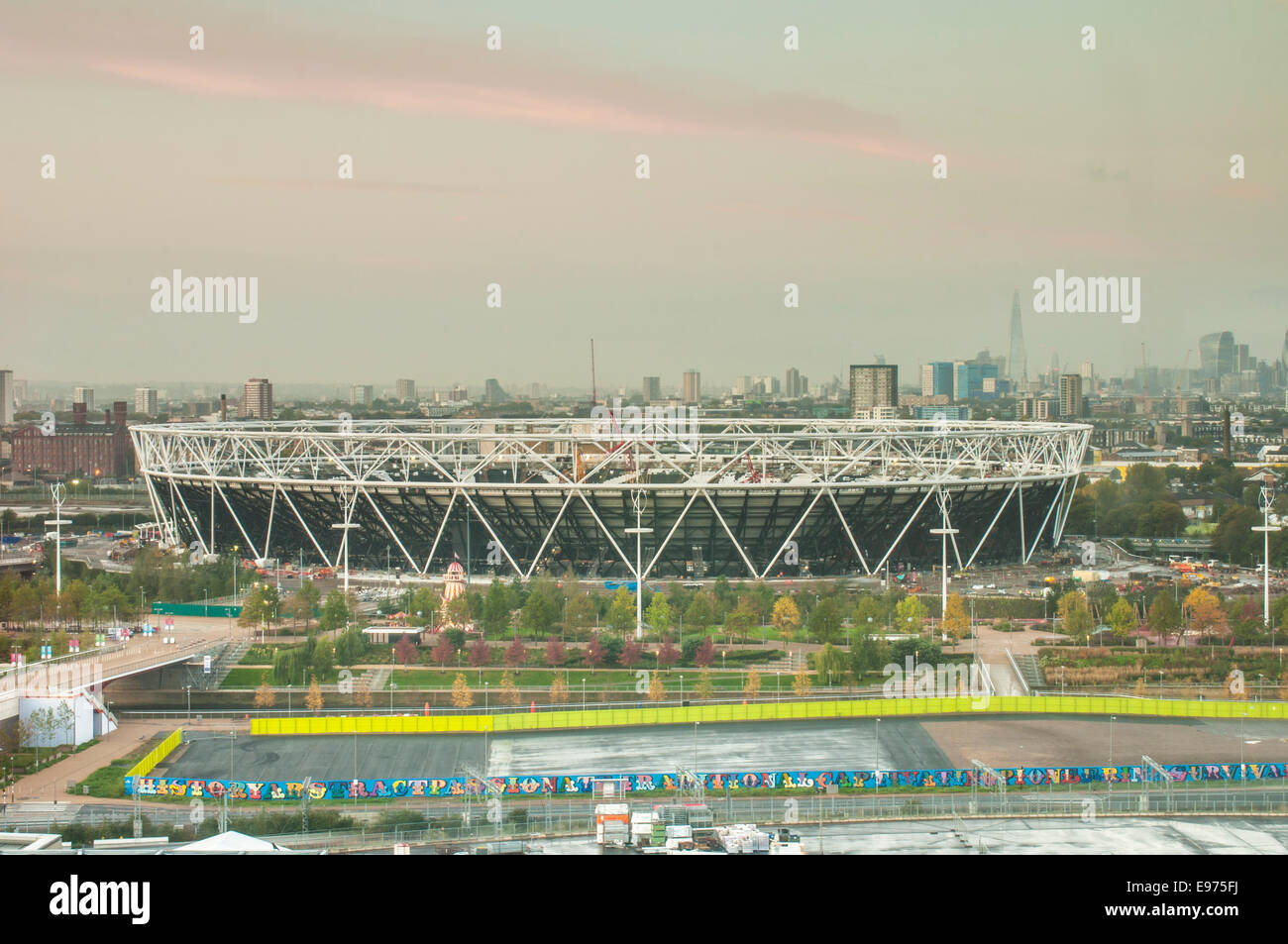 Vue matinale du London Aquatics Centre par Zaha Hadid, Queen Elizabeth Olympic Park, Stratford, East London, Angleterre : Phillip Roberts Banque D'Images