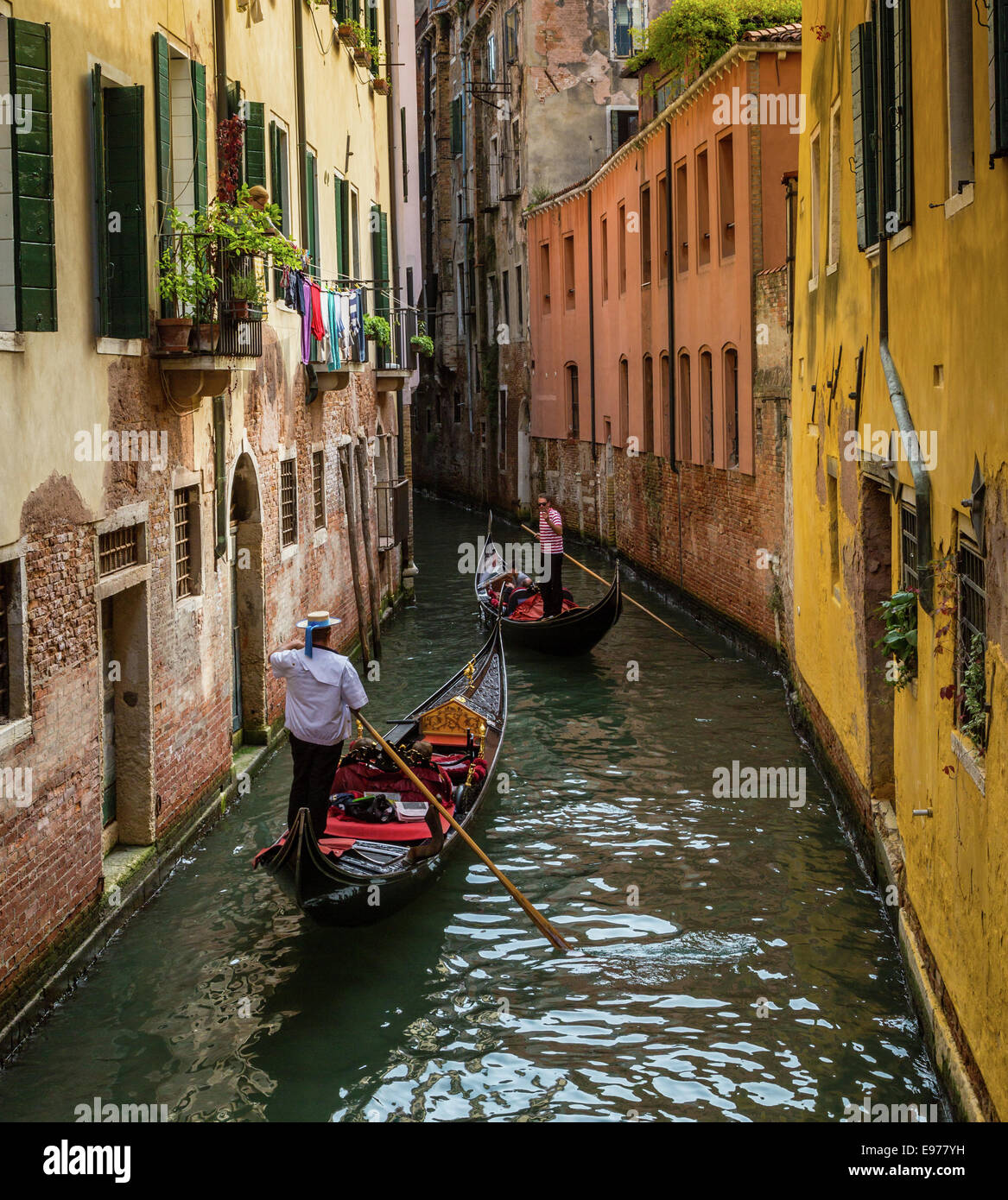 Canal Vénitien coloré avec deux gondoles Banque D'Images