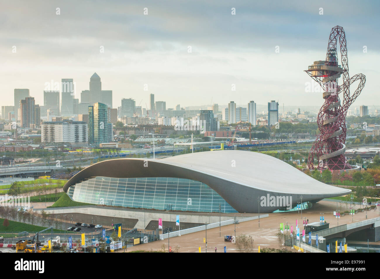 Vue matinale du London Aquatics Centre par Zaha Hadid, Queen Elizabeth Olympic Park, Stratford, East London, Angleterre : Phillip Roberts Banque D'Images
